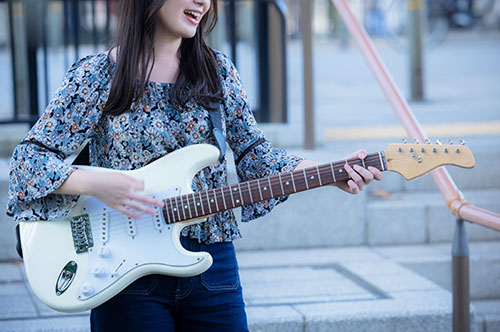 路上ライブは違法なのか？ 法的な問題点と逮捕される可能性