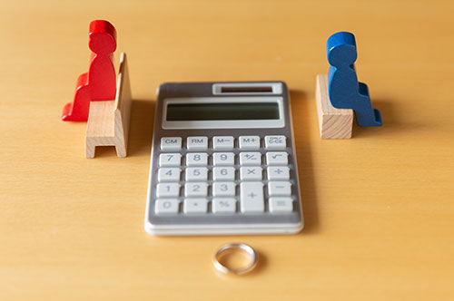 離婚時には預貯金を分ける必要がある？ 財産分与の考え方