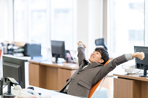 従業員が勝手に休日出勤をする場合の対処法とは？ 弁護士が解説