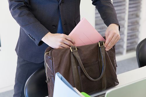 会社の備品を無許可で持ち帰り、私的利用する従業員の処分と予防法