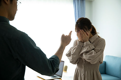 すぐ怒る夫と離婚することはできる？ 後悔しないための対処法を解説