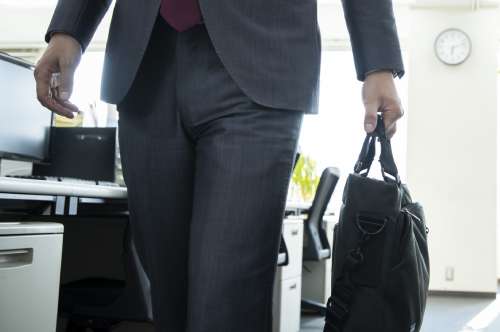 「残業代が出ないから帰る」は許される？ サービス残業の問題とは