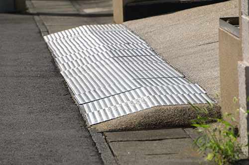 段差スロープを置くのは違法って本当？ 罪に問われうるケース