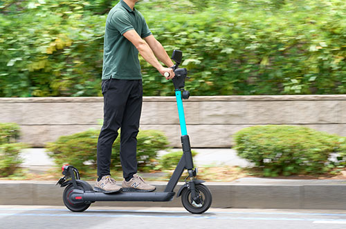 電動キックボードで事故を起こしたらどうなる？ 法改正とあわせて解説