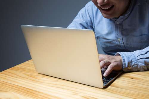 切り抜き動画を投稿することは違法？ 罰則や逮捕されるケースを解説