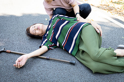 歩行者同士の事故にあった場合に取るべき対応を解説