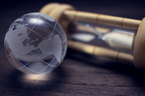 海外に行くと時効が止まるって本当？ 「時効」の仕組みを解説