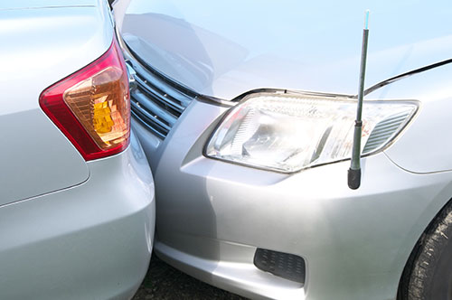 後ろから追突されたときの過失割合や賠償金はどうなるのかを解説