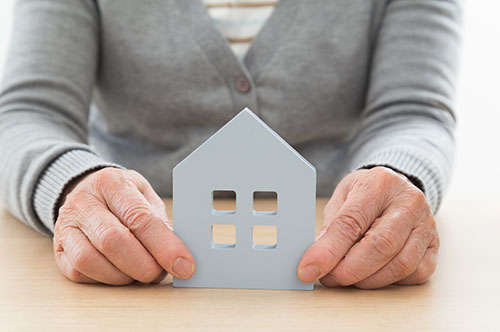 子なし夫婦の間で相続が発生したとき、家はどうする？ 考えるべきポイントと対策を解説