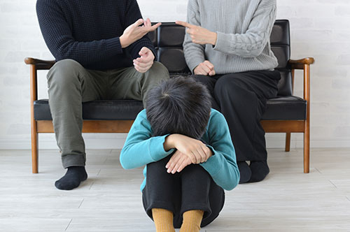 離婚の際に子どもの親として考えるべきこと｜親権・養育費・苗字