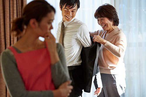 「離婚」という夫婦の問題に親が介入してきたら？ 対処法を解説