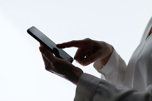 不貞行為を相手の会社に報告したらどうなる？ リスクを解説