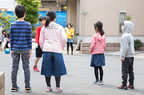 「道路族」は通報しても意味がない？ 法律的に対処する方法を解説