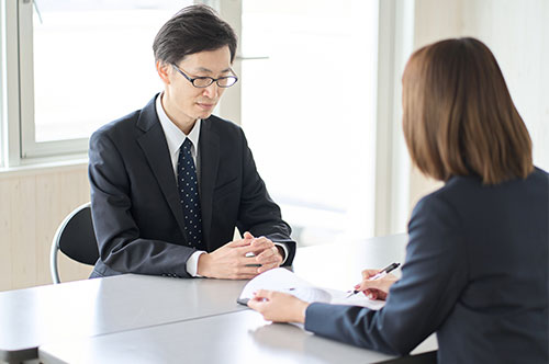 降格と降職の違いとは？ 人事処分の注意点