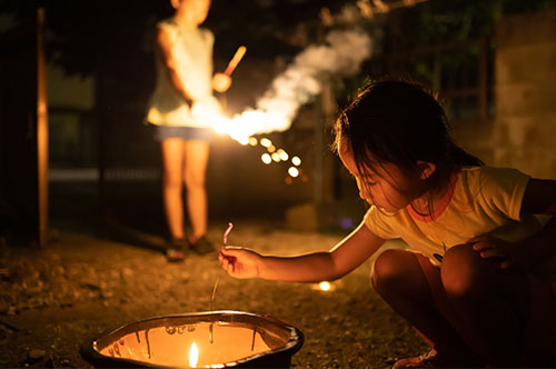道路や庭で花火をすることが法律違反になる場合は？ 罰則を解説