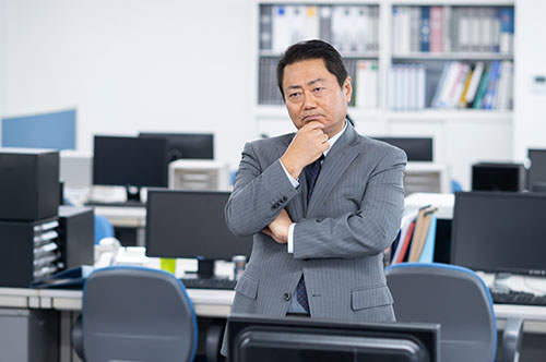 給料差し押さえ通知が来た場合の会社の対応とは？ 弁護士が解説