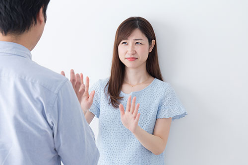 パワギラをしたら逮捕される？ 警察を呼ばれたときの対処法