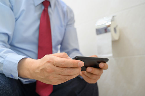 仕事中のトイレ休憩を管理されるのは労働基準法違反？ 弁護士が解説