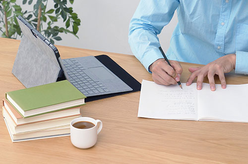 休日に資格の勉強や試験をさせることは違法？ 会社側が注意すべきこと