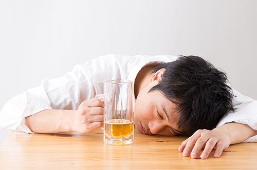 夫の「泥酔」は離婚理由になる？｜妻がとるべき対応