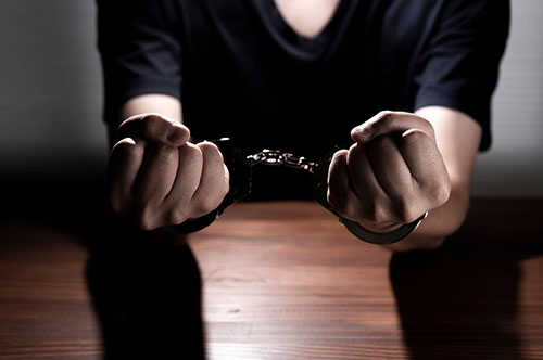 逮捕されたらどうやって弁護士を呼ぶ？ 連絡方法や注意点を解説