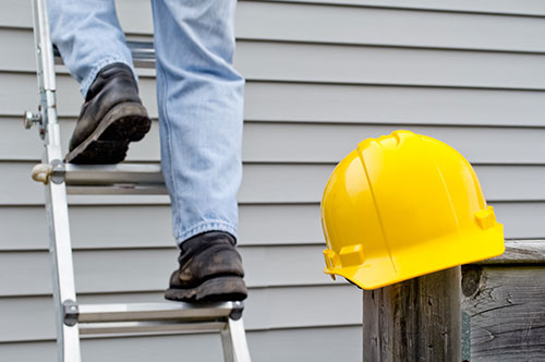 法律上、トラックに脚立が必要になる？ 会社が準備しておくべきこと