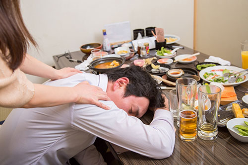 忘年会で従業員が倒れた！ どこまでが保護責任者？ 会社は責任...