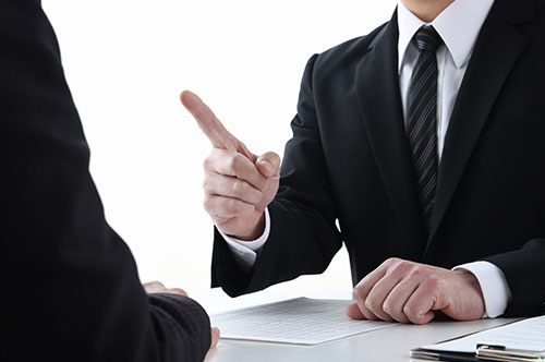 労災事故後に退職勧奨された！ 自己都合で辞めるべき？