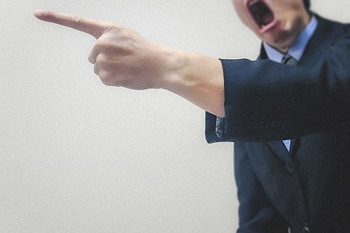 大声でクレームを入れたら逮捕される？ クレームが犯罪になるケ...