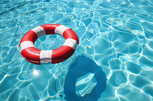 プールでの犯罪｜痴漢・盗撮・児童ポルノの罪状と刑罰、逮捕された後の流れ