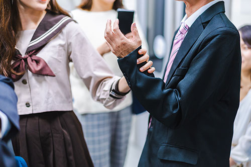 痴漢は何罪に問われる？ 刑罰内容や逮捕後の流れを弁護士が解説