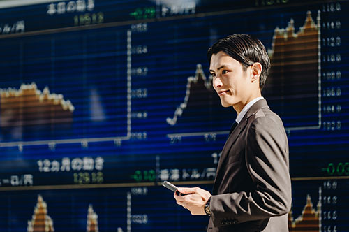 退職後に勤めていた会社の株式を売買するとインサイダー取引になる？