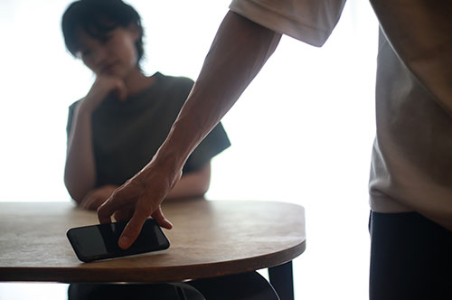 不貞行為の証拠を出すタイミングは？ 準備や注意点を弁護士が解説