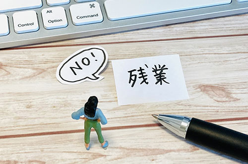 サービス残業は本人の意思でも違法？ 常態化のリスクや対策を解説