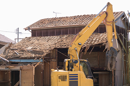 相続せずに家を解体していいの？ リスクや解体する方法を解説