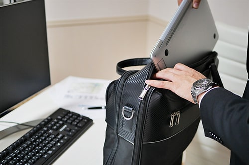 従業員による自主的な持ち帰り残業。賃金発生の有無や違法性とは？