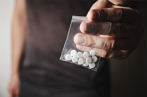 LSDで逮捕されたらどうする？ 逮捕されるケースや家族ができることの対応を解説