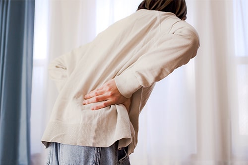 事故のあとから背中に痛みが出たらどうすべきか｜治療と慰謝料請求
