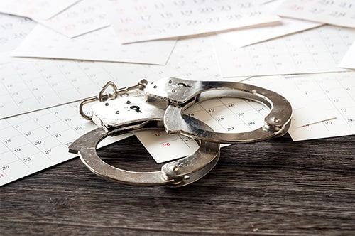 1年後でも後日逮捕される？ 後日逮捕された際の流れやリスクを解説