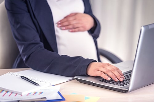 妊婦に残業させるのは違法？ 妊産婦保護の制度について解説