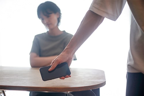 不貞行為の立証は証拠がないと難しい？ 慰謝料請求の注意点も解説