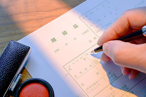 離婚届を偽造で提出するとどうなる？ 違法性やリスクを弁護士が...