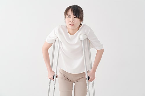 交通事故の治療費打ち切り連絡を無視したらどうなる？ リスクや対処法