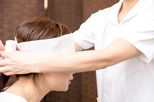 交通事故で顔に傷が…！ 慰謝料の相場は？ 請求の流れと増額方法