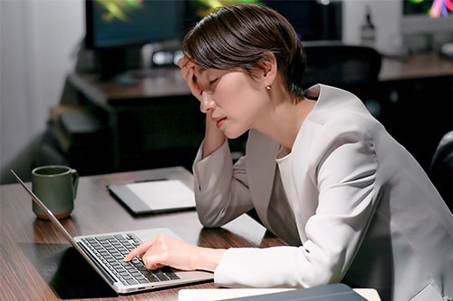 サービス残業せざるを得ないのは違法？ 原因と対処法を解説