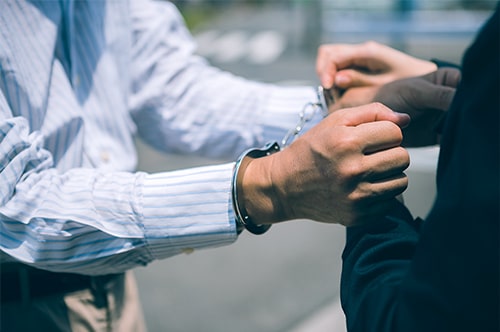 逮捕されたら弁護士に連絡を！ 呼び方やすぐに依頼すべき理由を解説