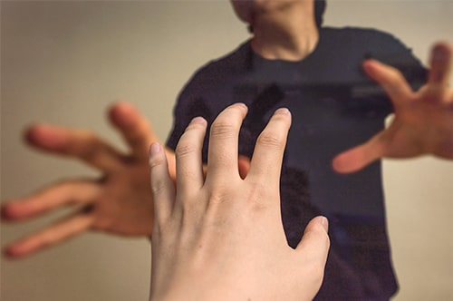 私人逮捕は正義？ 犯罪？ 違法な暴行・監禁として逮捕される境界線