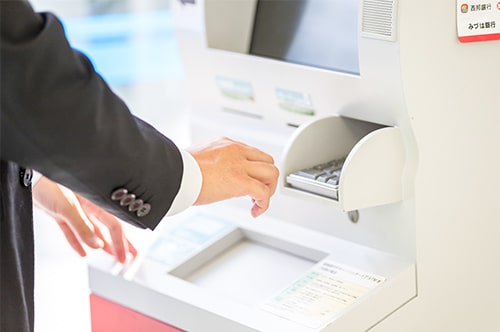 ATMに置き忘れた現金を持ち帰ると窃盗？ 逮捕される可能性や対処法