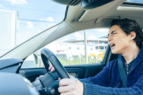 路駐のせいで事故に遭ったら？ 違法駐車の過失割合と対応の流れ